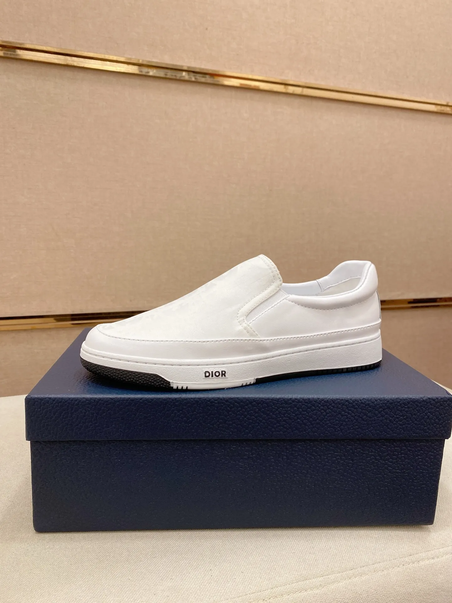 Men's shoes💰 400💰🇮🇹🇮🇹Dior d The new models are on sale at the same time at the counter. The uppers are imported from Italy, and the linings are all imported sheepskin. They are completely 1⃣️ to 1⃣️ replicas 🇮🇹💪💪, ⚠shoes Bottoms: Original soles are specially provided by the original factory. The exclusive movable molded soles are super comfortable. ⚠Original factory goods, 🔍🔍high quality. You can enter and leave the counter at will. Welcome to compare⚠. Code number:38-44